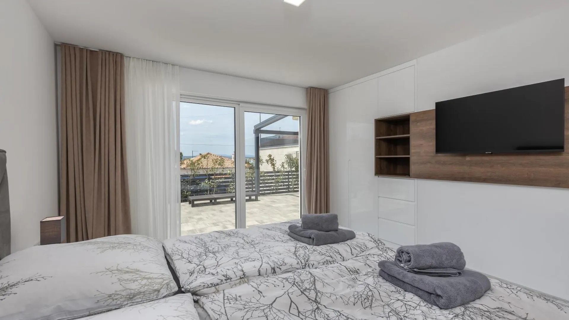 Spacious Pool Apartment Crikvenica - Happy Rentals