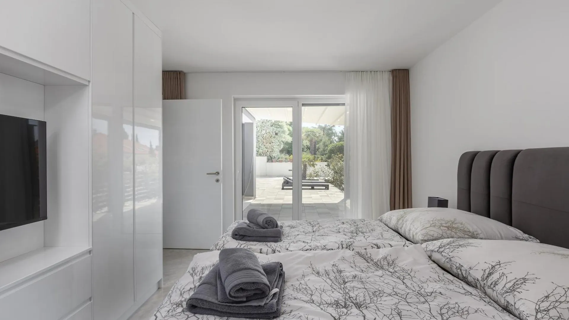 Spacious Pool Apartment Crikvenica - Happy Rentals