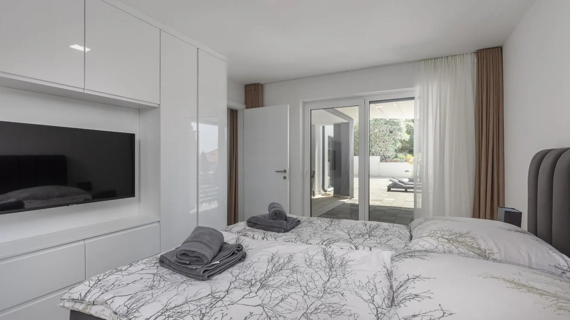 Spacious Pool Apartment Crikvenica - Happy Rentals